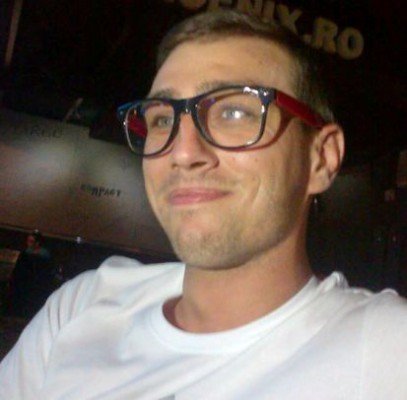 Poliţist accidentat grav în Mamaia: a intrat cu maşina într-un copac şi abia a scăpat cu viaţă!